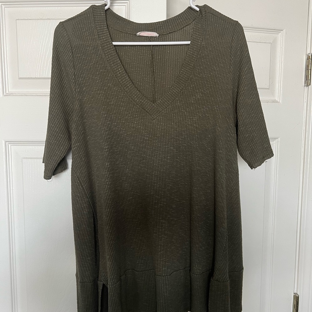 Green quarter length sleeve v neck tunic